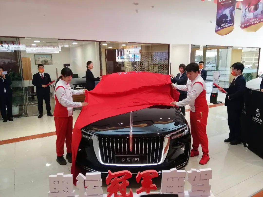 冠军荣耀归来,赛场气氛热烈 冠军荣耀归来,赛场气氛热烈