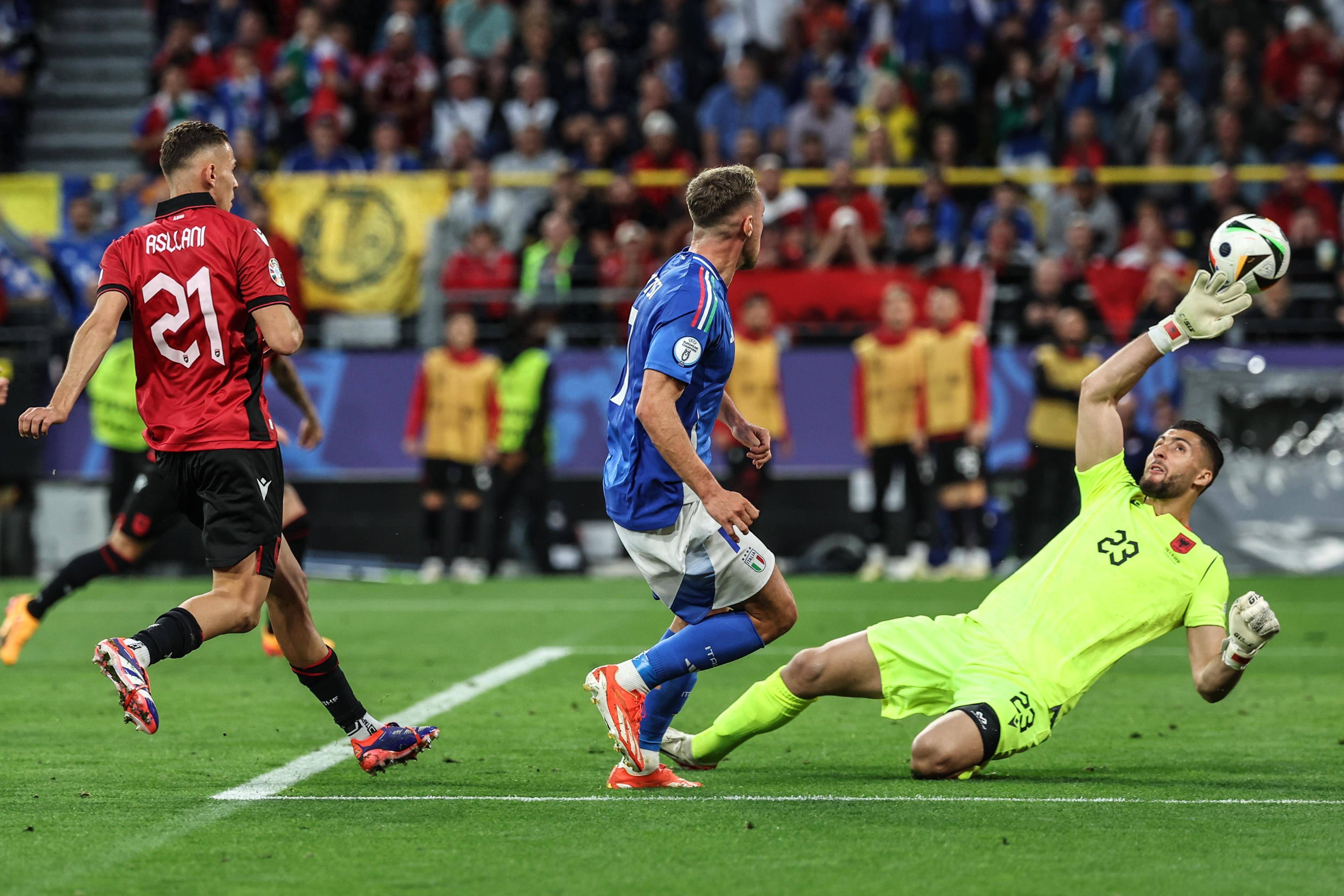 足球对决瞬间报道，神奇一幕频频发生