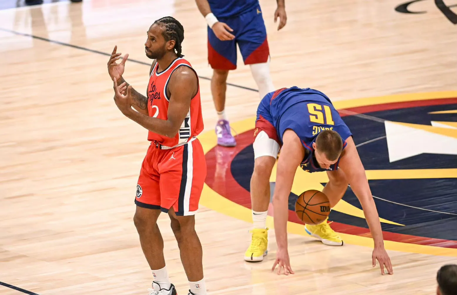 快船客场逆转掘金，莱纳德砍下30分