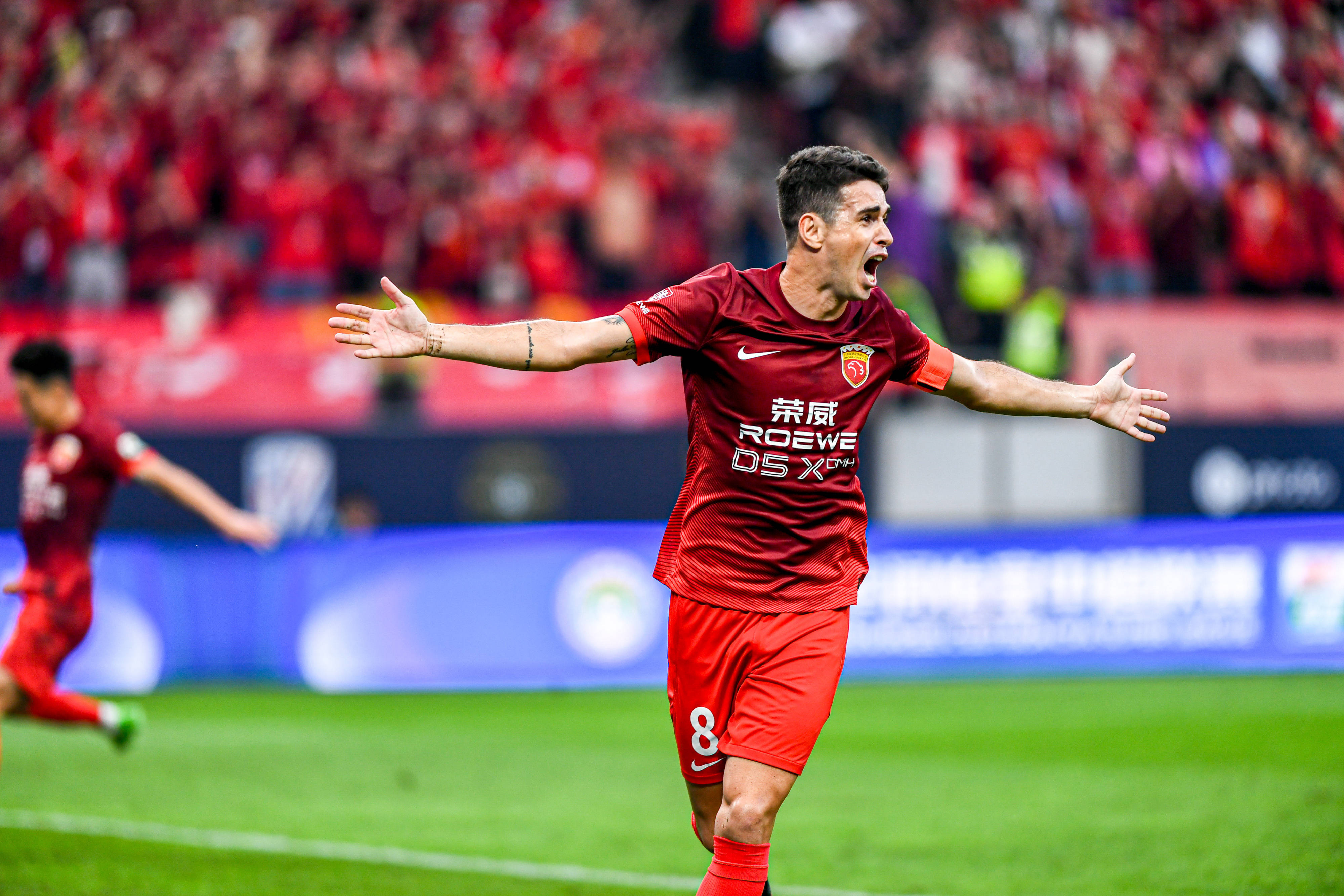 上港2-0胜恒大，提前两轮夺得中超冠军