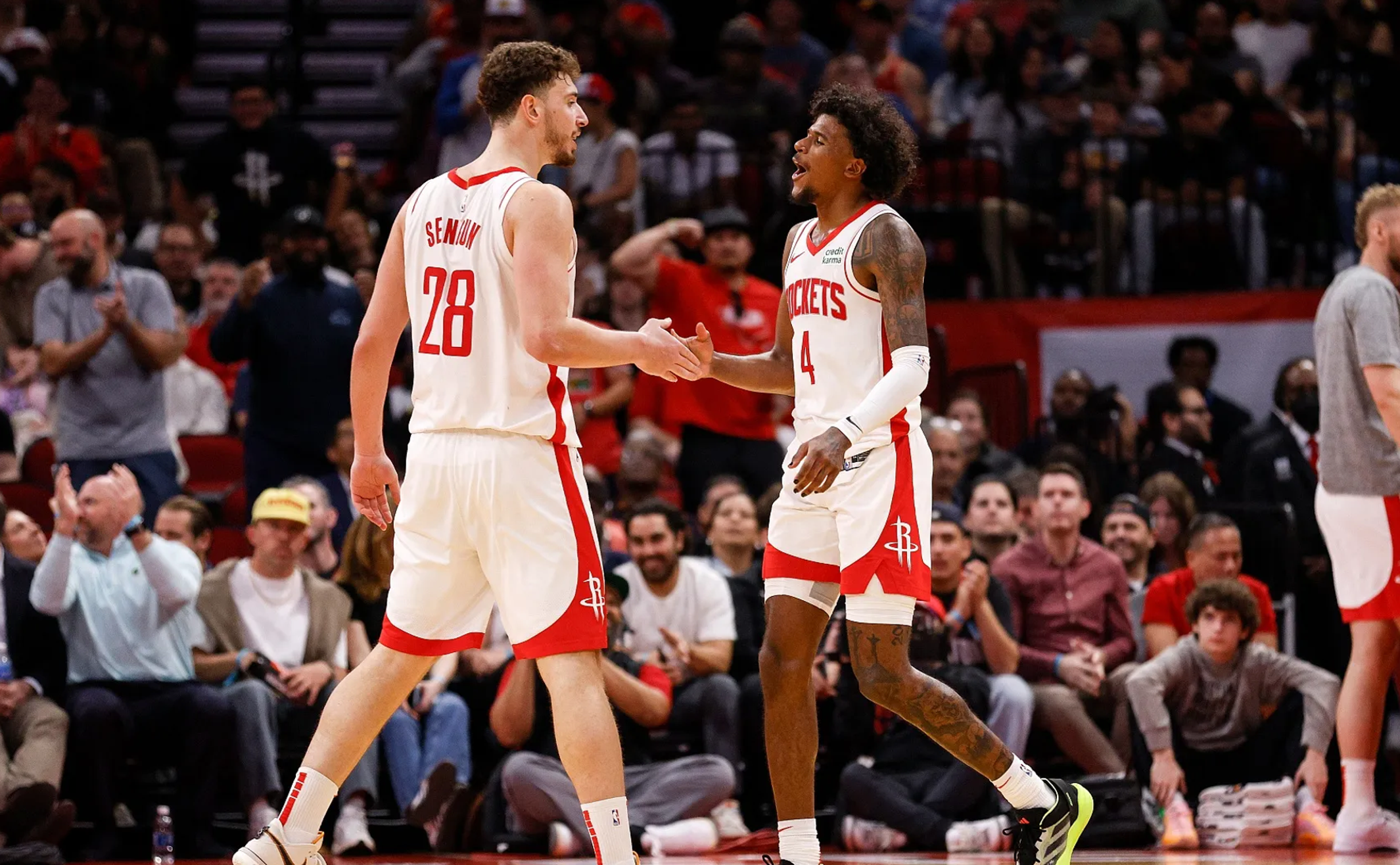 雄鹿擒灰熊，连胜达七场