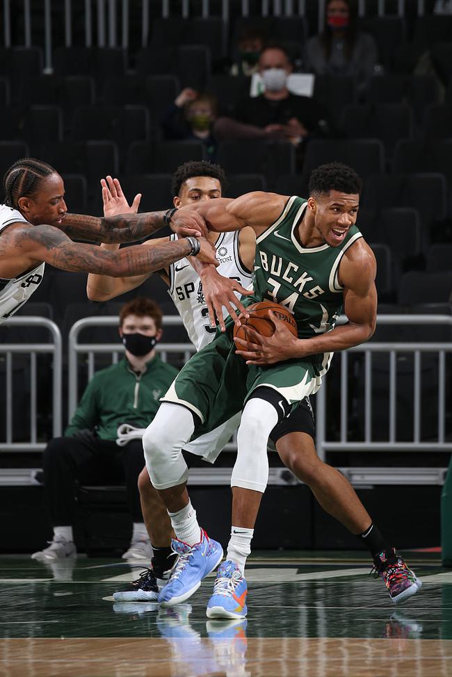 雄鹿惨败热火，安特托孔波状态下滑