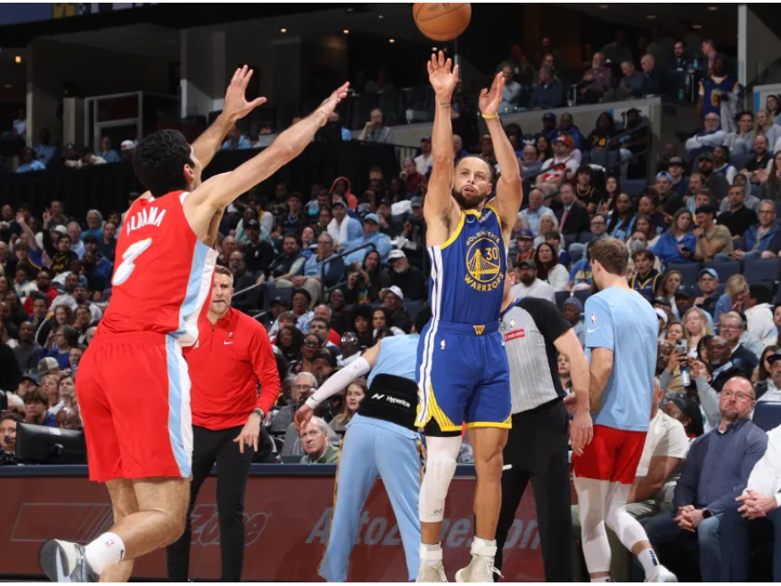 勇士客场击败灰熊,库里砍下33分 勇士客场击败灰熊,库里砍下33分