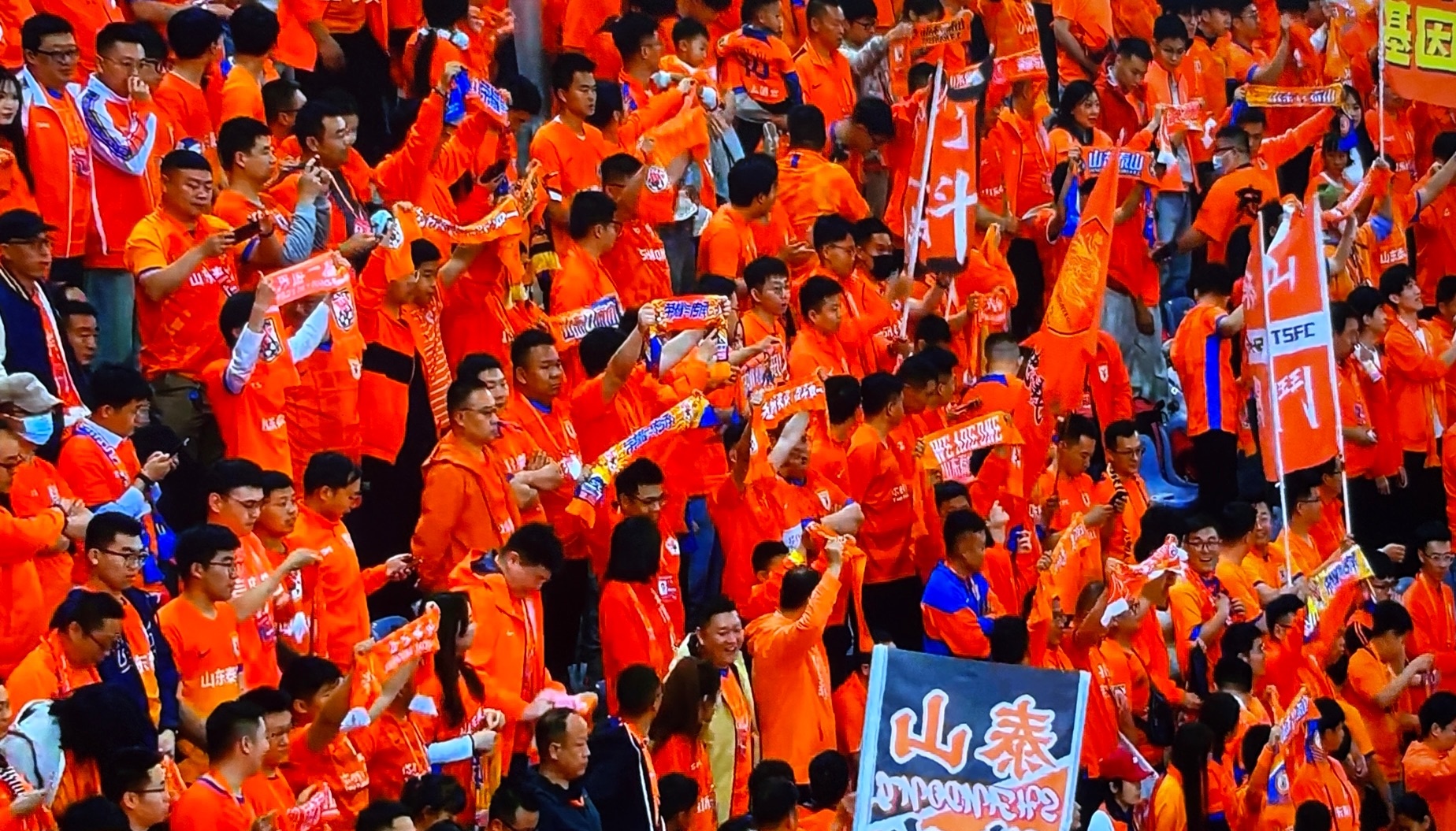 关于压哨绝杀，球队险胜，赛场上掀起持续热潮的信息